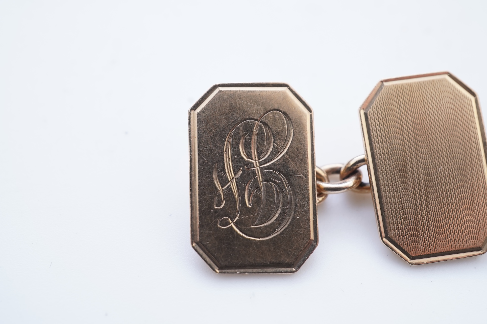 A pair of 9ct gold cufflinks
